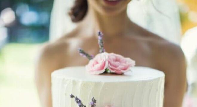 bolo de casamento simples decorado com flores 