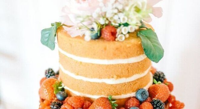 bolo de casamento simples decorado com flores e frutas 