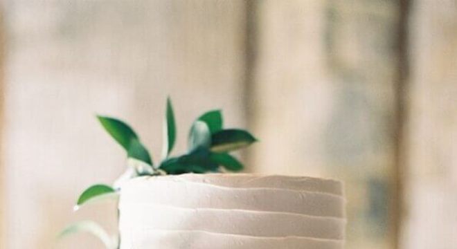 bolo de casamento simples decorado com folhagem 