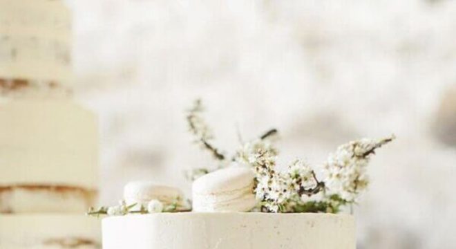 bolo de casamento simples decorado com macaron