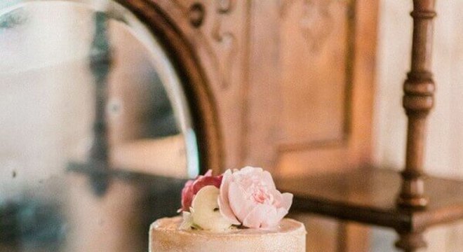 bolo de casamento simples dois andares decorado com rosas 