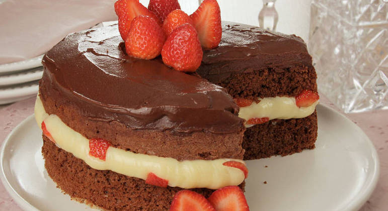 Bolo de chocolate com brigadeiro branco e morango