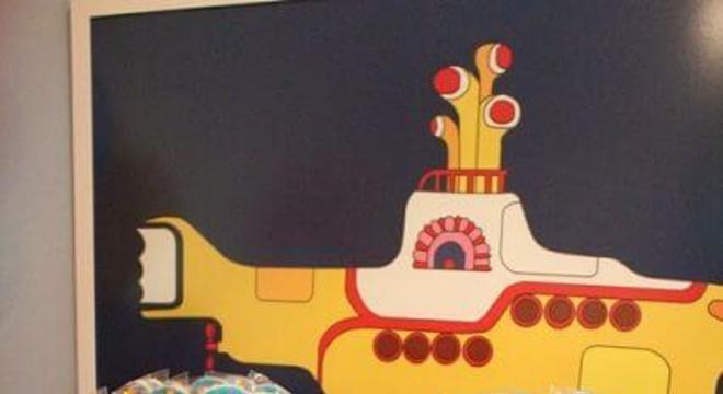 Bolo de decoração anos 60 inspirado nos Beatles