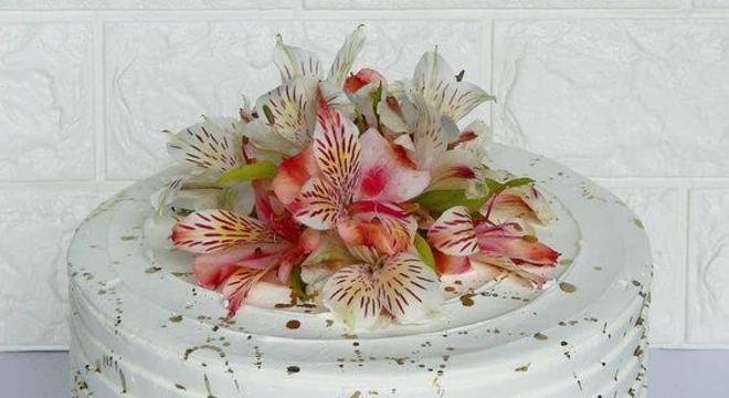Bolo de festa com astromélias