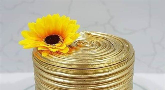 Bolo de festa tema girassol com acabamento simples