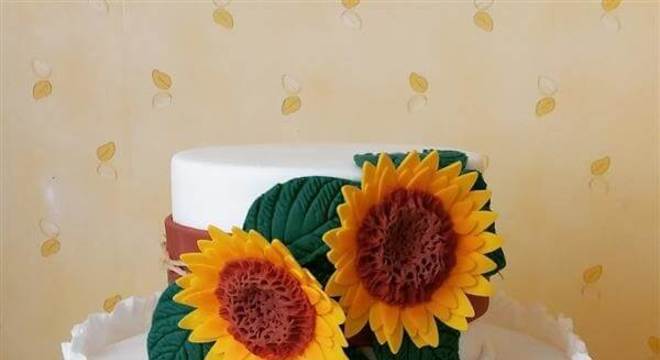 Bolo de festa tema girassol feito com pasta americana