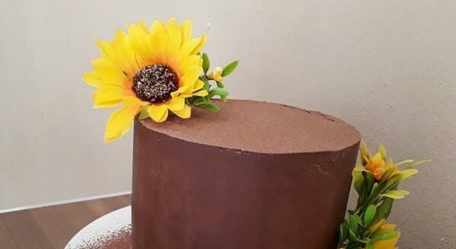 Bolo de ganache de chocolate com flores para festa tema girassol
