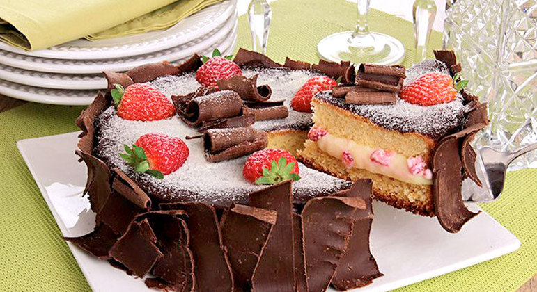 Bolo de leite Ninho® com morango e chocolate