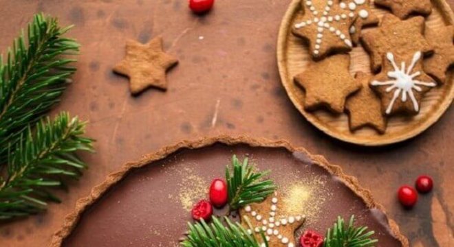 bolo de natal de chocolate decorado com frutas vermelhas e biscoito de estrela 
