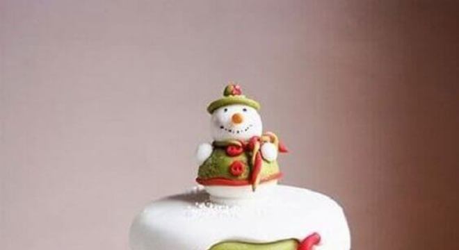bolo de natal decorado com pasta americana com papai noel rena e boneco de neve