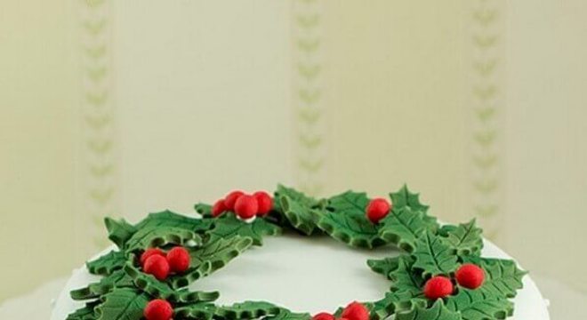 bolo de natal decorado com pasta americana e guirlanda em cima 