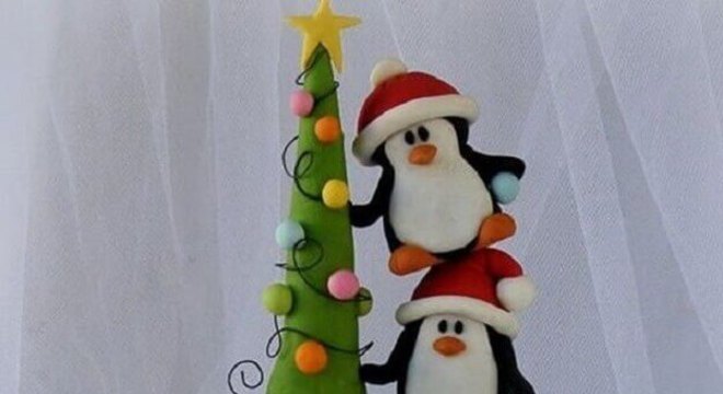 bolo de natal decorado com pasta americana infantil com pinguins 