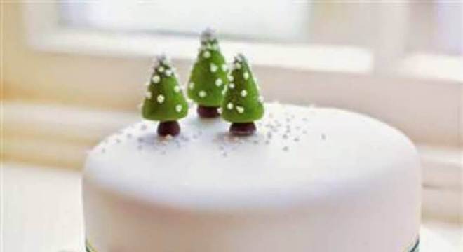 bolo de natal simples com pinheirinhos no topo 