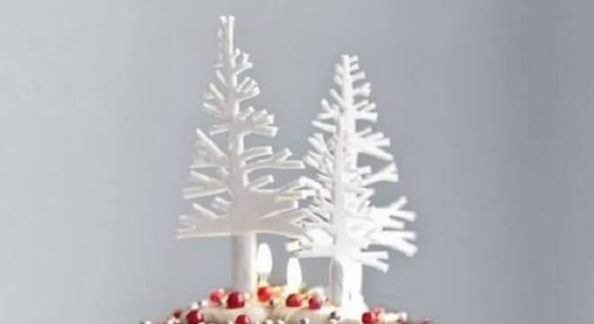 bolo de natal simples de chocolate com pinheiros brancos no topo 
