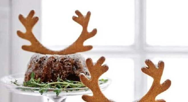 bolo de natal simples decorado com biscoito em formato de chifre de rena