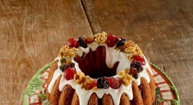 bolo de natal simples decorado com frutas cristalizadas