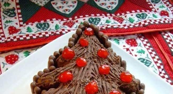 bolo de natal simples em formato de pinheiro com cerejas 