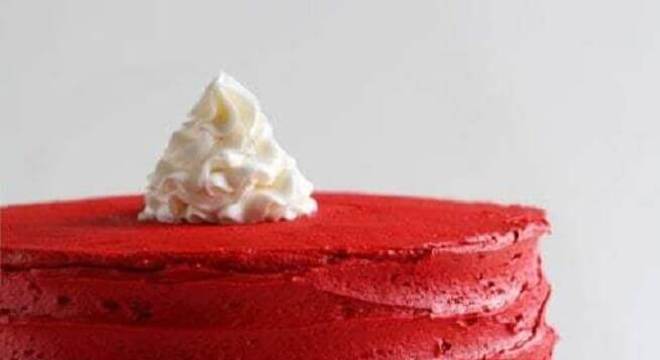bolo de natal simples todo vermelho com detalhes feitos em chantilly 