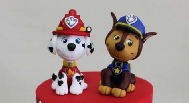 Bolo de pasta americana decorado com o tema patrulha canina