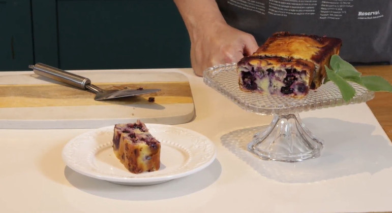 Bolo de uva sem açúcar preparado por Guga Rocha e Pedro Cavalcanti, o nome por trás do canal do Youtube “Comidinhas do Chef"