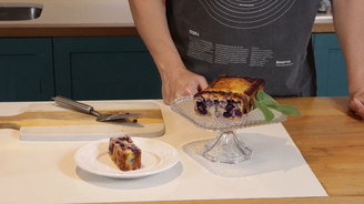 Receita fácil e saborosa de bolo de uva colorido sem usar açúcar (Reprodução)
