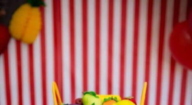 bolo decorado com frutas de pasta americana para festa da fazendinha 