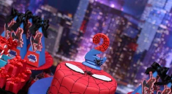 bolo decorado com pasta americana para festa do homem aranha