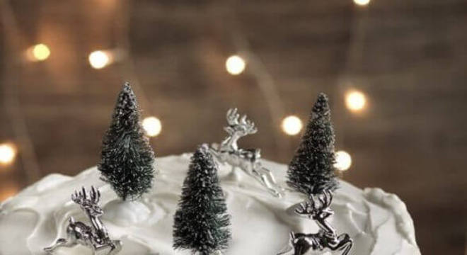 bolo decorado de natal branco e prata