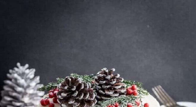 bolo decorado de natal com pinhas e raminhos