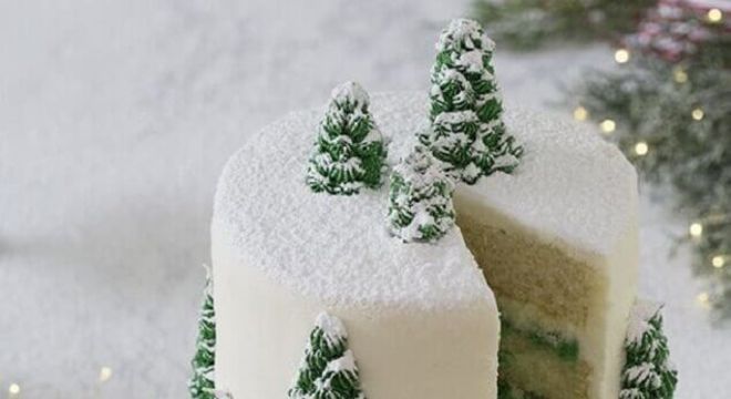 bolo decorado de natal decorado com pinheirinhos de chantilly 
