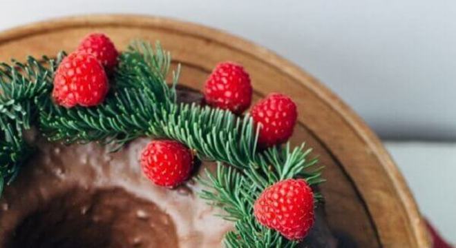 bolo decorado de natal simples com calda de chocolate e frutas vermelhas 