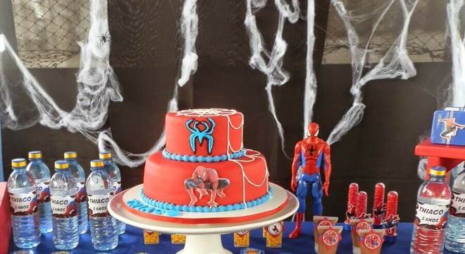 bolo decorado para festa do homem aranha simples
