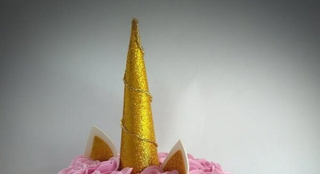 Bolo fake criativo com flores de EVA