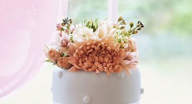bolo fake de casamento com flores no topo