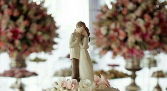 bolo fake de casamento decorado com flores e topo tradicional 