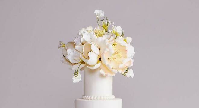 bolo fake de casamento rosa e branco