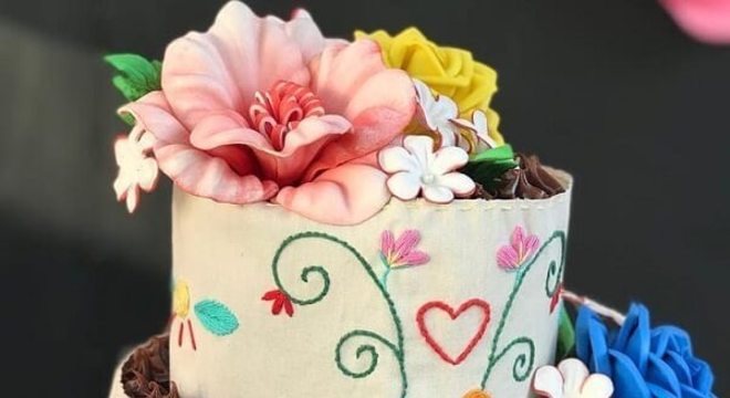 Bolo fake formado com flores de EVA