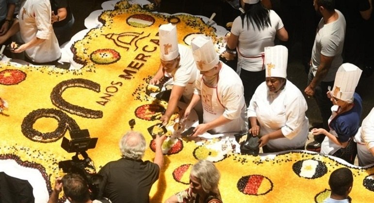 Mercadão de SP comemora 90 anos com bolo gigante - Notícias - R7 São Paulo