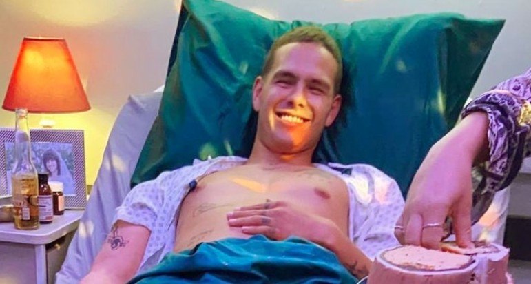 Uma imagem viralizou recentemente no Twitter e Reddit e parece estranha por si só. Um sujeito sorridente, deitado em uma cama de hospital, olhando para alguém comendo um pedaço de bolo. Mas a foto ainda guarda um outro segredo. Você é capaz de descobrir?!