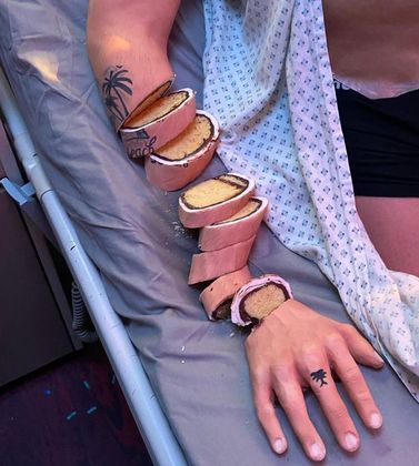 Aliás, em 2020, Ben não estava sozinho na tendência de criação de bolos bizarros. Diversos perfis no TikTok e Twitter se especializaram em vídeos curtos do tipo — garrafas de cerveja, navios e hambúrgueres eram fatiados e se revelavam bolos