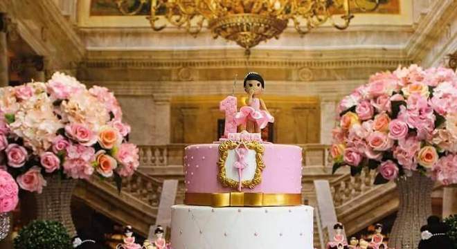 bolo para festa bailarina decorada em rosa e dourado 