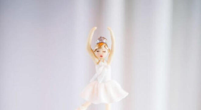 bolo personalizado com detalhes em dourado para festa bailarina 