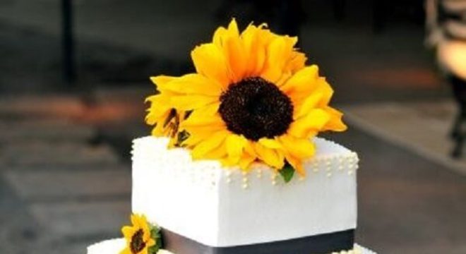 Bolo quadrado com vários andares para festa tema girassol