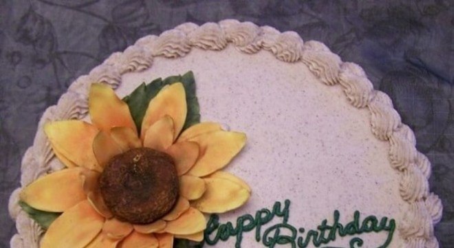 Bolo redondo com acabamento simples para festa tema girassol