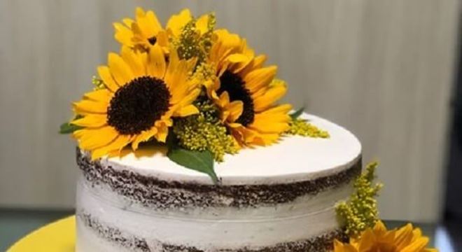 Bolo rústico com flores para festa tema girasso