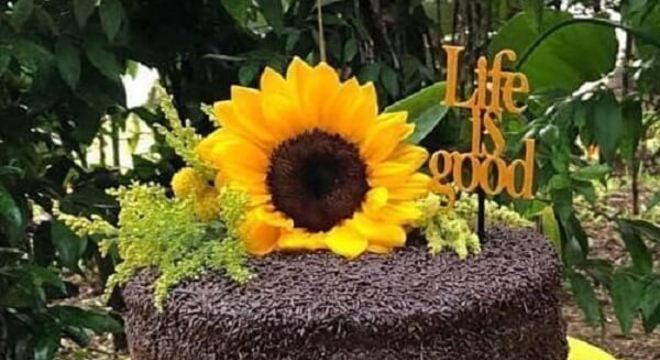Bolo simples com granulado para festa tema girassol
