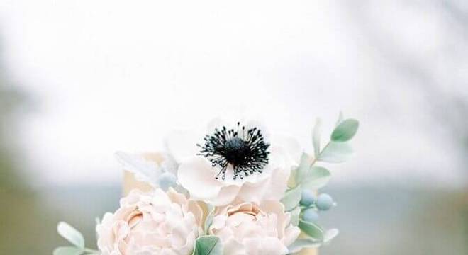 bolo simples de casamento com chantilly e flores