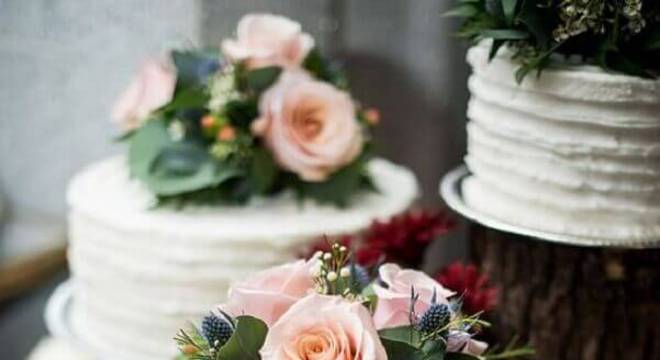 bolo simples de casamento com flores 