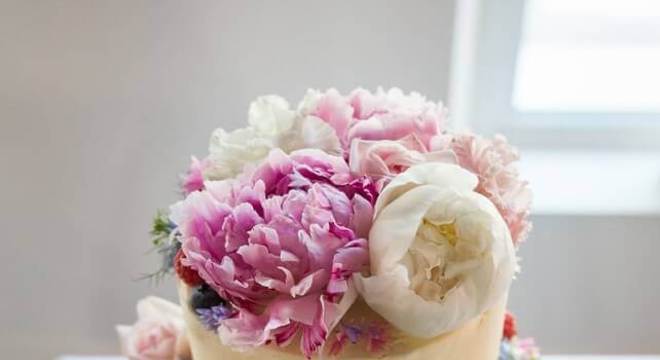 bolo simples de casamento decorado com flores 