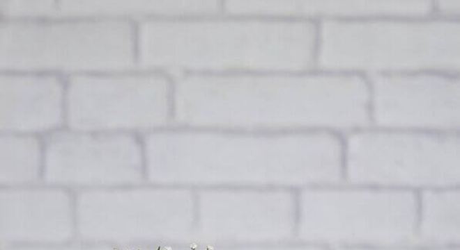 bolo simples de casamento decorado com flores pequenas